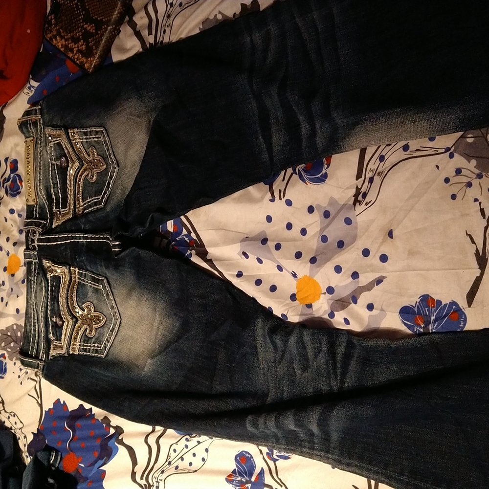 Rock revivels woman's blue Jean's